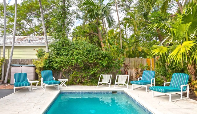 ~ CASABLANCA ~ Fabulous home w/private pool/parking, in a quiet location.