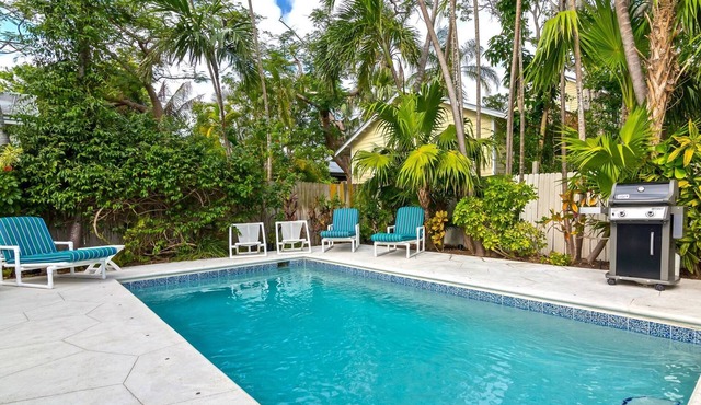 ~ CASABLANCA GRANDE ~ Old Town quiet duplex with pool, hot tub, and parking!