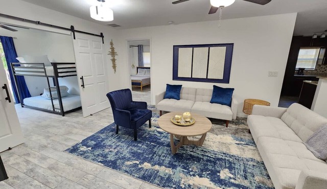 CasaDelaney DT Sodo district. Renovated Sleeps 16