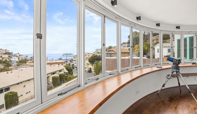 CASAMAR: Art-deco Avalon House Overlooking the Pacific Ocean