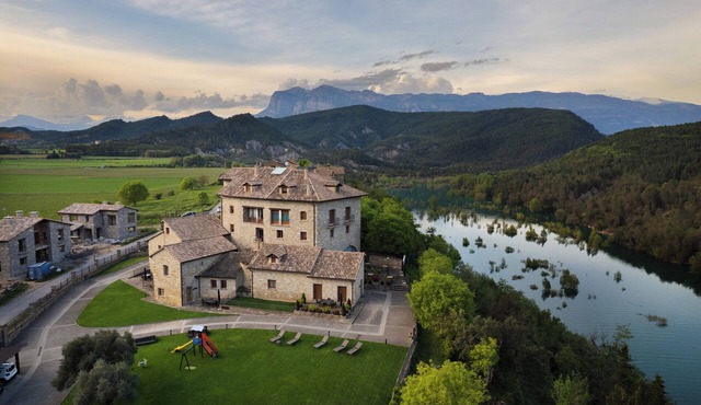 Casas Pirineo Aínsa: Historic Palace & Garden