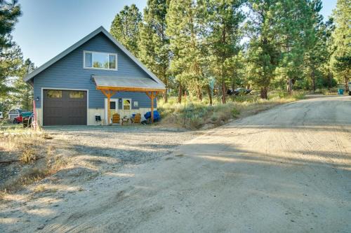 Cascade Cabin Hideaway w/Views, 1/2 Mi to Lake
