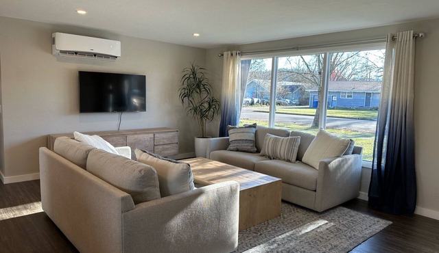 Cascade Cottage: Comfy & Cozy, family friendly, close to dining, parks, wineries