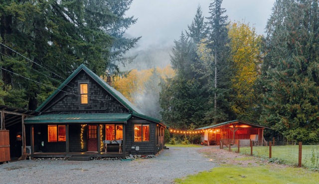 Cascade Crossing- fenced yard, spa, tons of amenities near Stevens Pass