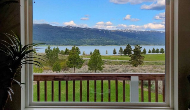 Cascade Getaway w/Hot Tub, Overlooking Lake