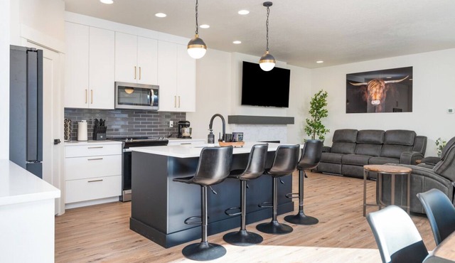 Cascade Luxury Retreat w/Hot Tub Near Tamarack
