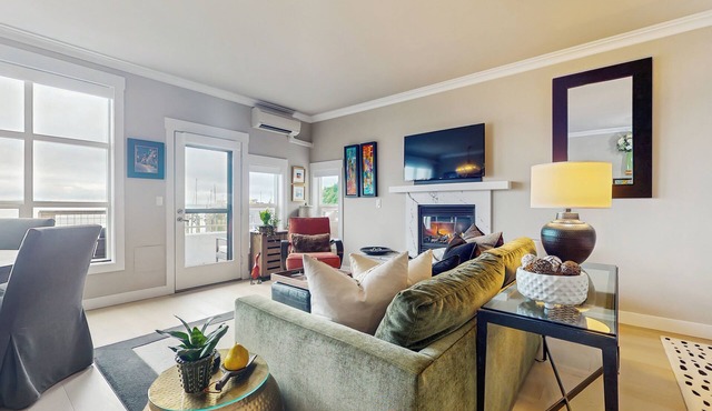 Cascade Mtn & Water Views! Couples Getaway