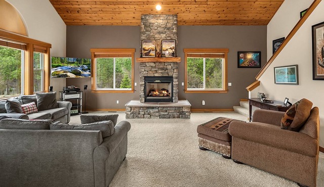 Cascade Pines - Private Hot Tub | WiFi | Summer Pool!