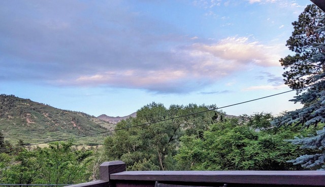 CASCADE RETREAT IN MOUNTAIN SETTING, NEAR PIKES PEAK, MINUTES TO MANITOU SPRINGS