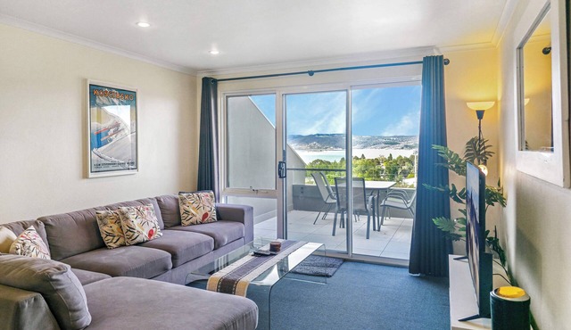 *Cascades 15 - Amazing Lake Views w Balcony's | Spa Bath | Split-Level | WiFi*