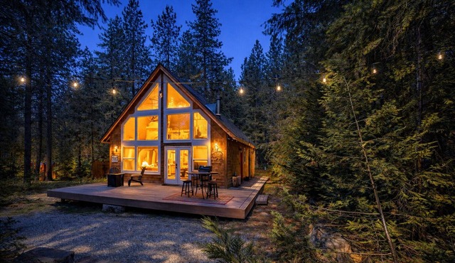 Cascades Adventure Cabin 2 Bedroom Home by NW Comfy Cabins by RedAwning