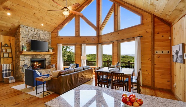 Cascading View Lodge♡ Mtn Views, hot tub, fire pit, < 20 min from Blue Ridge