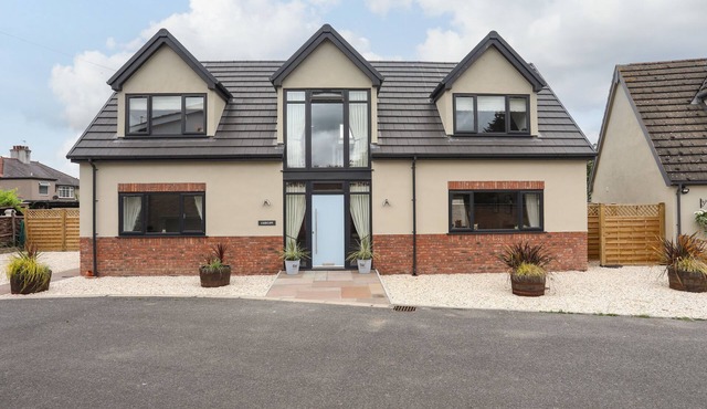 CASCON, family friendly, luxury holiday cottage in St Asaph