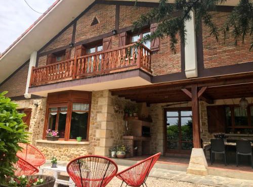 Caserio Arrigorri excelente ubicación jardín con BBQ perfecto para grupos