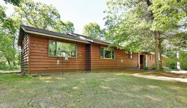 Casey Lodge- cozy cabin nestled on 13 wooded acres