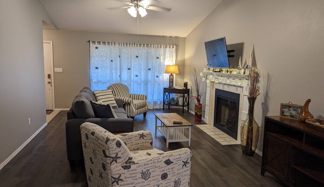 Casey's Corner - Convenient to I-10, Airport, Downtown, Colleges, Beaches, +more