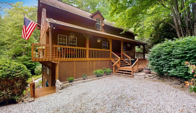 Cashiers, Lake Glenville Highlands Retreat Waterfall, Fire Pit, AC, Dog-Friendly