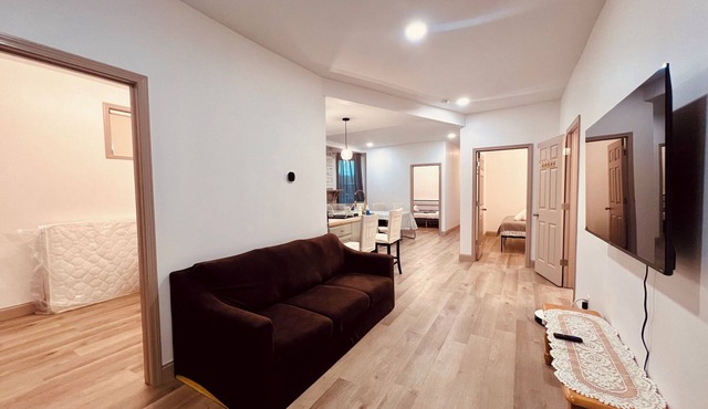 Casino Close Comfort walk to the falls 6-bedroom sleeps 12 with AC and WiFi USA