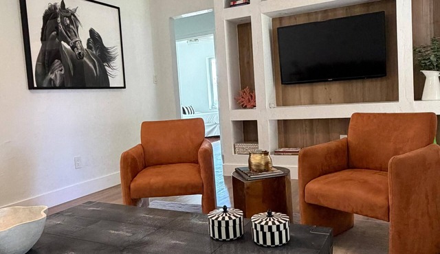 Casita 2 Bed/1 Bath/Big backyard Prime Location.