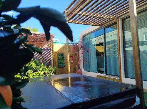 Casita acristalada con jacuzzi