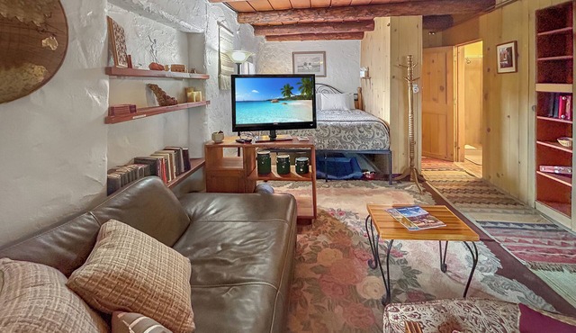 Casita Adobe Pet-Friendly Garden Studio
