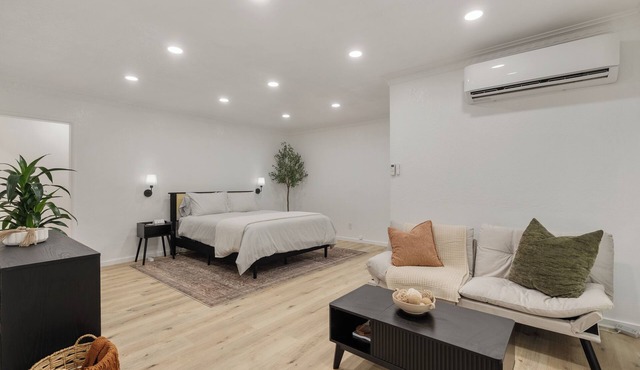 Casita Allston - East L.A.! Gem w/Easy Check-In!