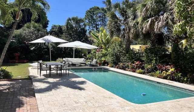 Casita Atala - Nestle into a Tropical Designer Retreat with Shared Pool