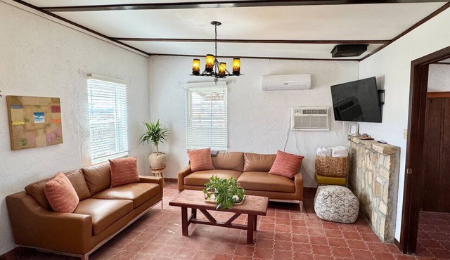 Casita Blanca - Centrally Located 3 Bedroom Home