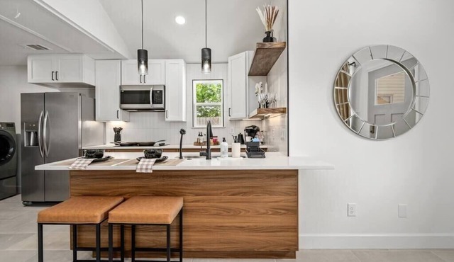 Casita Blanca In East End near UH and downtown