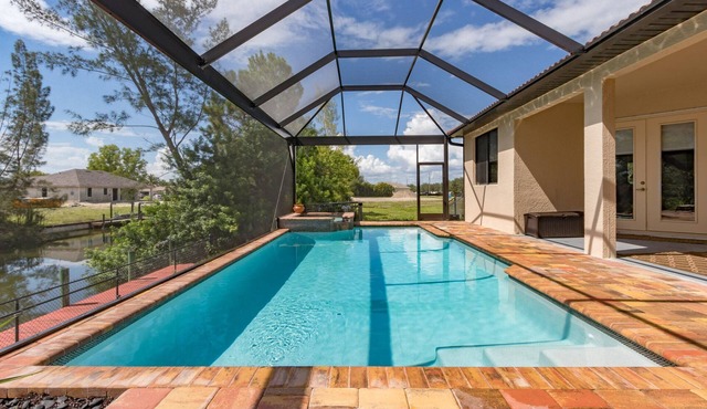 Casita Cabo Coral on Gulf Access Canal with Heated Salt Pool & Spa