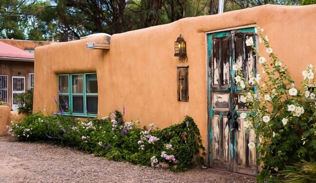 Casita de Acequia Madre | Eastside Retreat