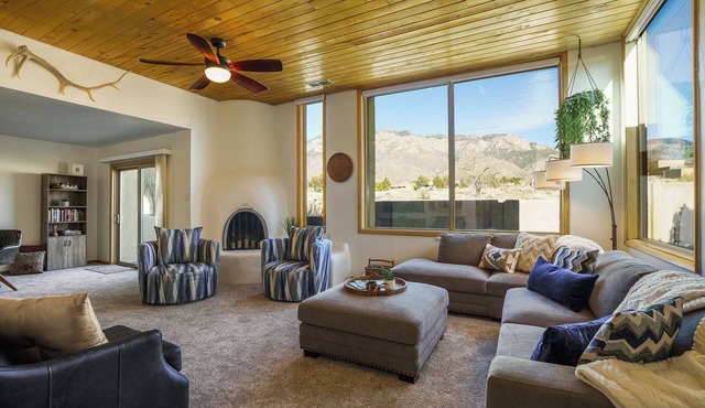 Casita de Montano 2 Bdrm Foothills Charmer with Incredible Sandia Mtn Views