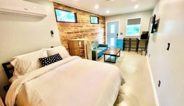 Casita East - Cozy, Pretty & Private + Parking, Near Downtown & UT