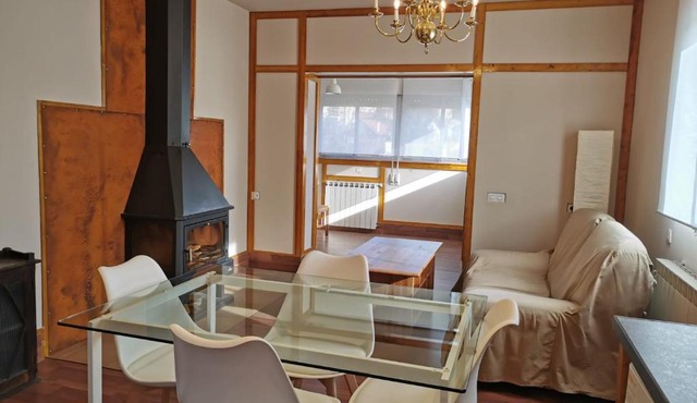 Casita independiente con jardín y chimenea.