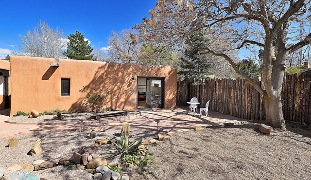 Casita Suenos: Luxury Adobe Studio, AC, Historic Location - Monthly Rental