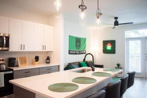 Casita Verde - 10 Min to Domain - Pool plus WiFi