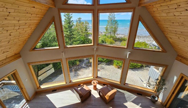 Casolena Lakehouse: Cottage with Panoramic Lake View for a Peaceful Retreat