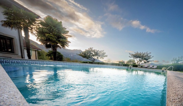 Casona Cántabra con Piscina, Padel, Mucho Campo y Grandes Espacios Interiores!