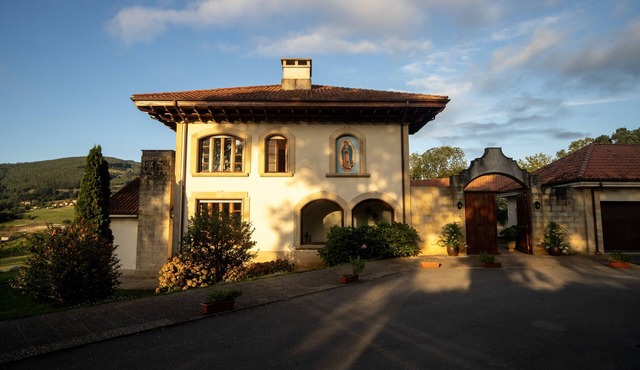 Casona con Grandes Espacios, sin Vecinos, con Piscina, Padel, Campo y Mucho Más!