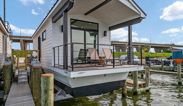 Cass-N-Reel Luxury Houseboat