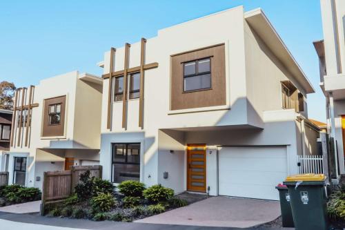 CASSA AURA PLACE - Modern 4BR Homes