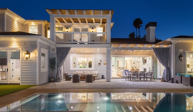 Cassandra - Tarzana Contemporary Villa with Saltwater Pool & Theater