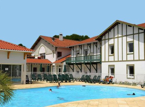 Cassen Holiday House with Pool