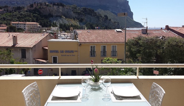 Cassis calanques apartment la rade, behind the port, nice view and parking