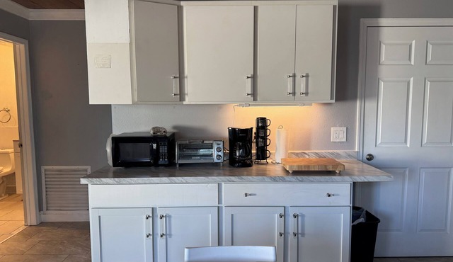 Castaway Cottage A, 1 BR, 1 BA, Queen, Waterviews, Mini Kit, Monthly Disc.