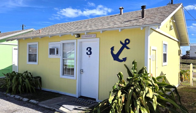 Castaway! DB3-1 Bedroom/1 Bath Cottage, Walk to the Beach, Dogs OK!