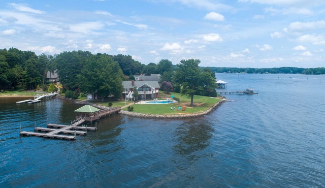 Castaway to Lake Norman! Open water views!