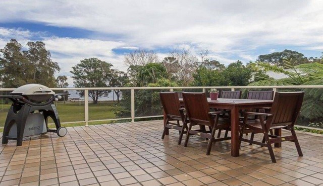 Castaways, 36 Cromarty Road - Beachfront house