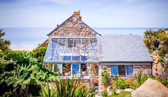 Castaways, Beach Cottage, Sea View, Garden & Patio