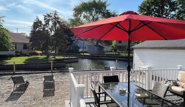 Castaways on the Lake - Fish & Boat - Waterfront